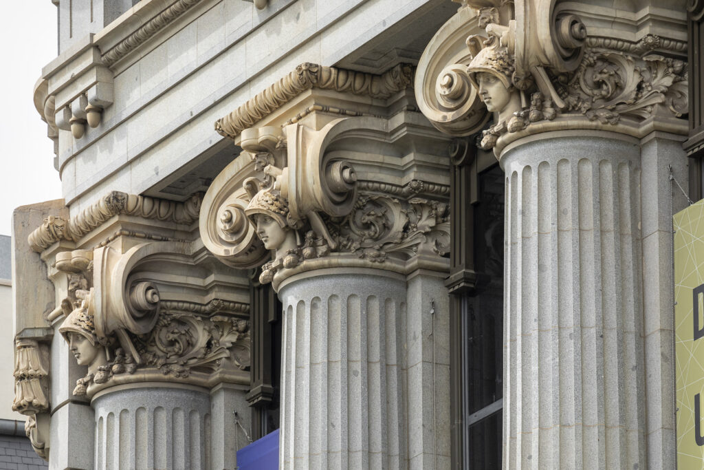 Detalle de las columnas de orden gigigante. Fotografía de detalle de las columnas de orden gigigante.