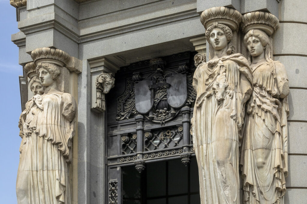 Detalle de las cariátides flanqueando la puerta principal. Fotografía de detalle de las cariátides flanqueando la puerta principal del Instituto Cervantes.