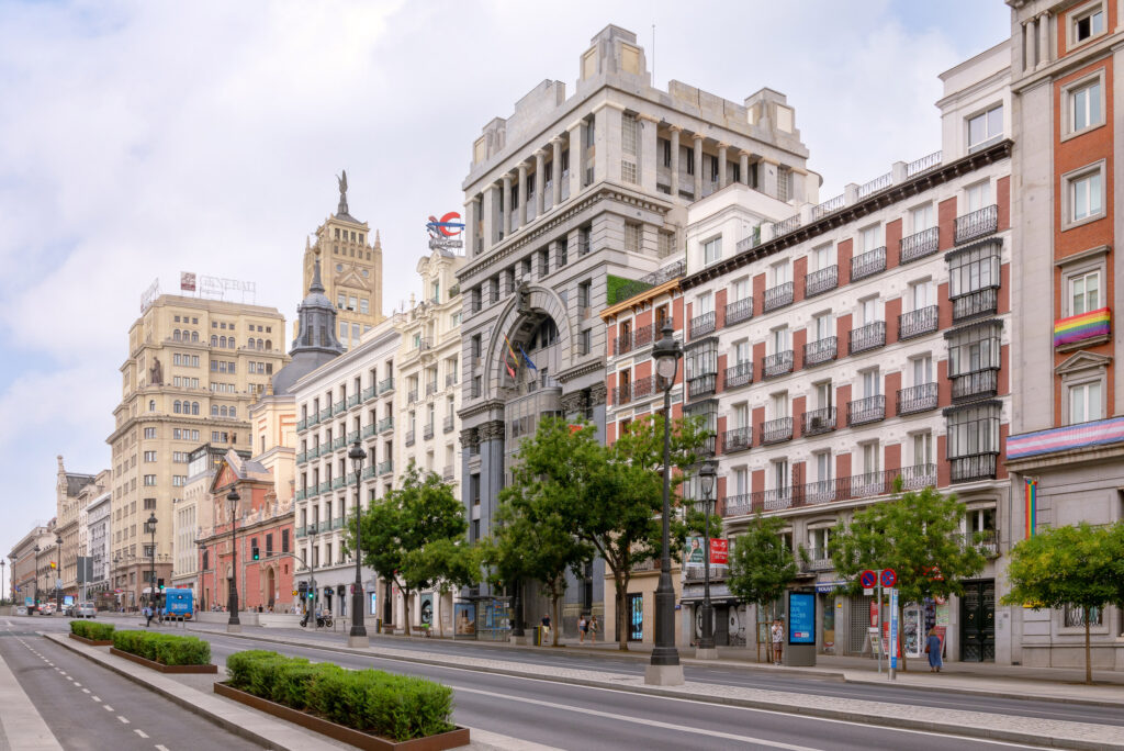 Fachada de la calle Alcalá presidida por un gran arco monumental. Fotografía de la fachada de la calle Alcalá presidida por un gran arco monumental.