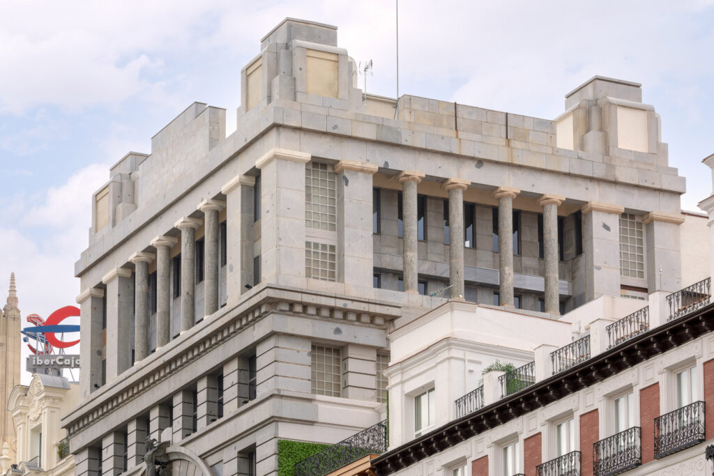 Detalle del gran ático porticado con columnas visto desde su esquinazo. Fotografía de detalle del gran ático porticado con columnas visto desde su esquinazo.