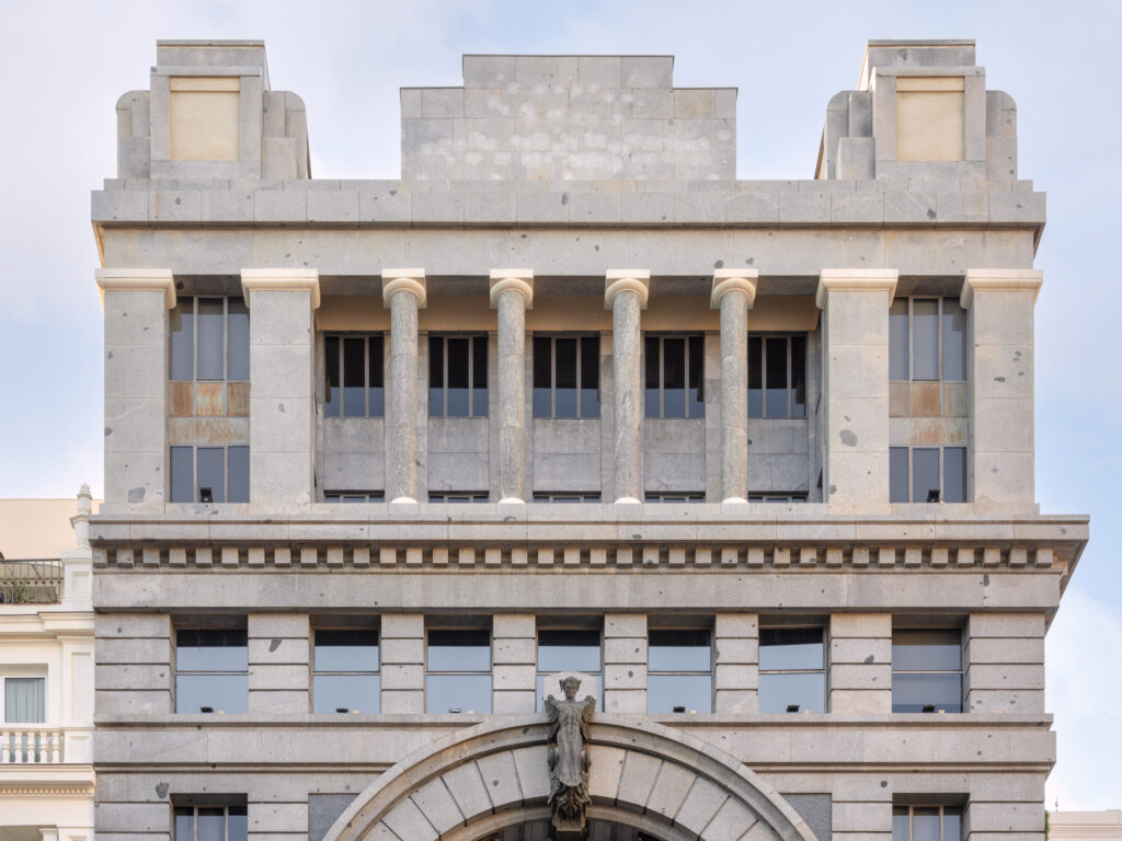 Vista del pórtico columnado del ático. Fotografía de la vista del pórtico columnado del ático.