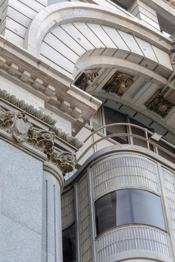 Detalle de la decoración en el intradós del arco monumental. Fotografía de detalle de la decoración en el intradós del arco monumental.