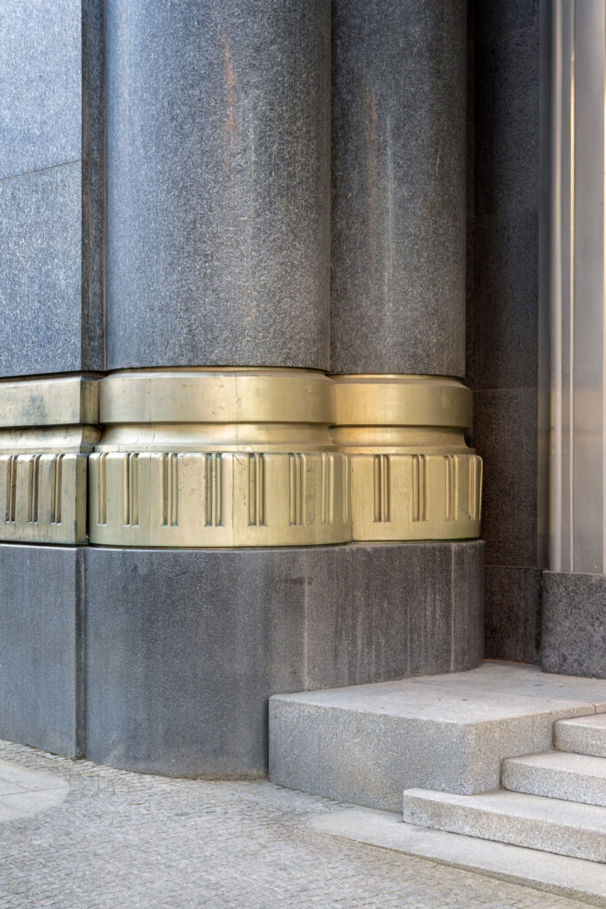 Bases de las columnas de la fachada principal. Fotografía de la bases de las columnas de la fachada principal.