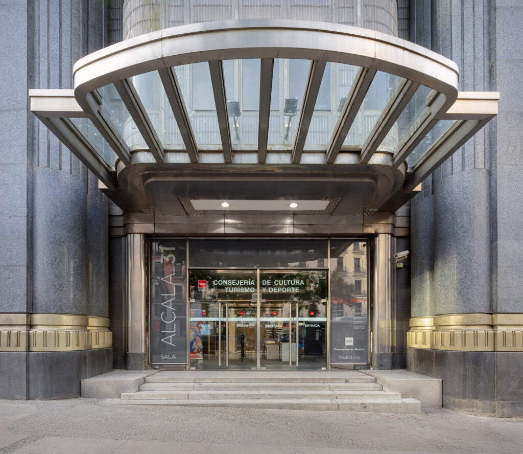 Puerta de la calle Alcalá cubierta con una gran marquesina. Fotografía de la puerta de la calle Alcalá cubierta con una gran marquesina.