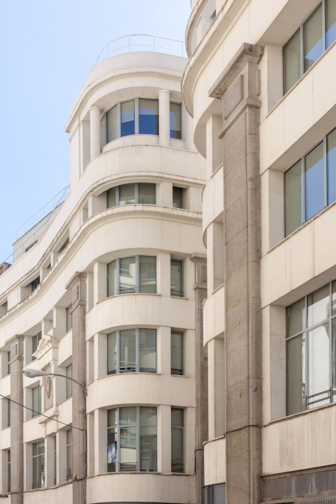 Uno de los dos cuerpos convexos que enmarcan la entrada por la calle Caballero de Gracias. Fotografía de uno de los dos cuerpos convexos que enmarcan la entrada por la calle Caballero de Gracias.
