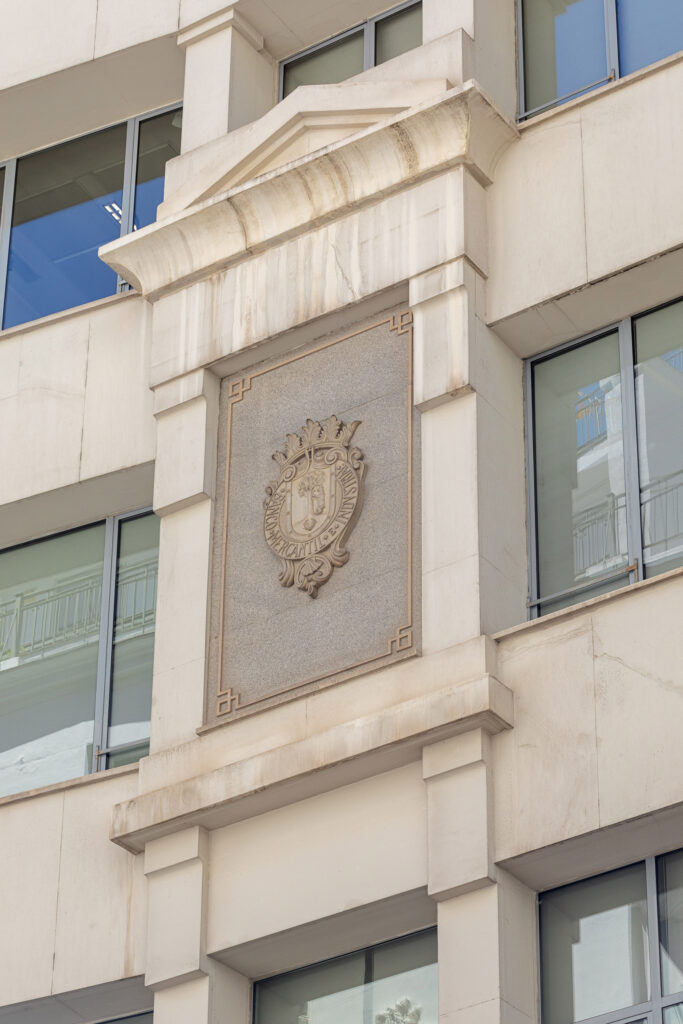 Detalle decorativo en la fachada de Caballero de Gracia. Fotografía de detalle decorativo en la fachada de Caballero de Gracia.