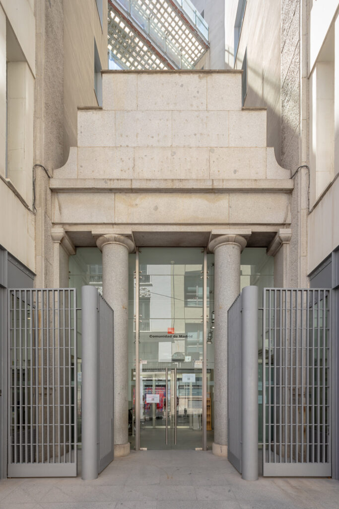 Puerta de acceso por la calle Caballero de Gracia. Fotografía de la puerta de acceso por la calle Caballero de Gracia.