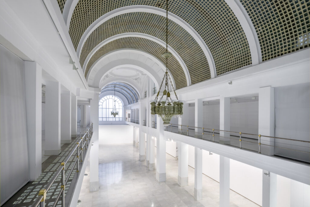 Vista del patio de operaciones cubierto con bóveda de cañón. Fotografía de la vista del patio de operaciones cubierto con bóveda de cañón.