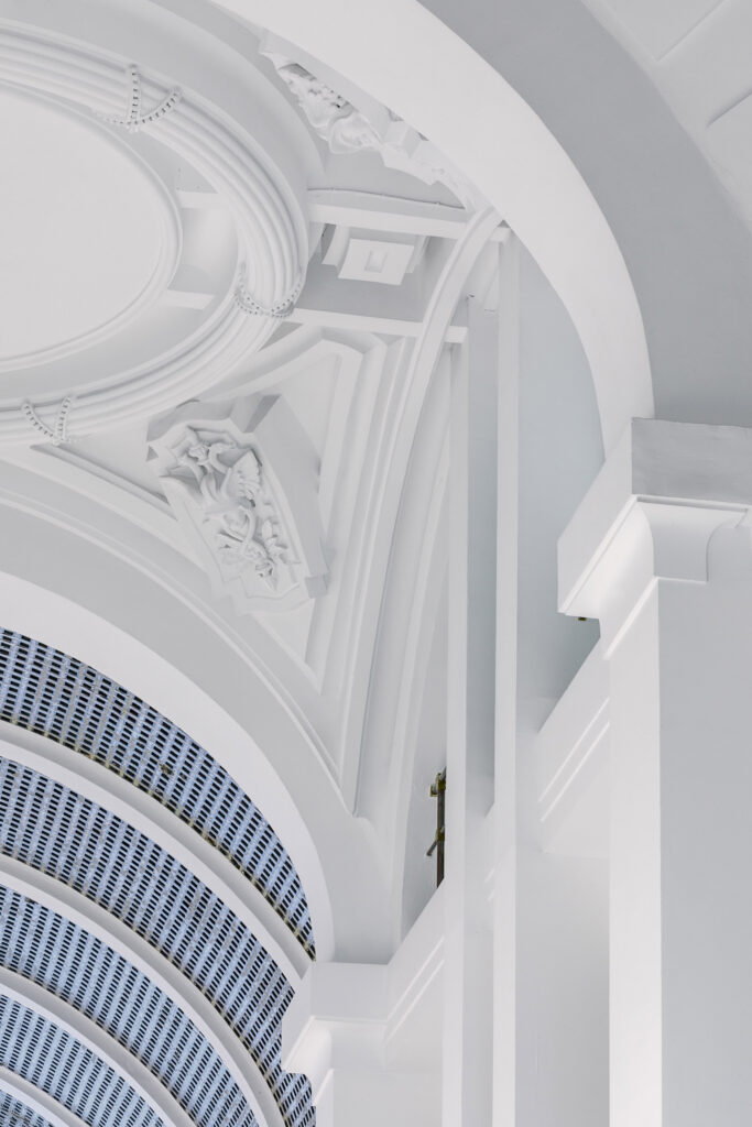 Detalle de las decoraciones en la cubierta del patio de operaciones. Fotografía de detalle de las decoraciones en la cubierta del patio de operaciones.