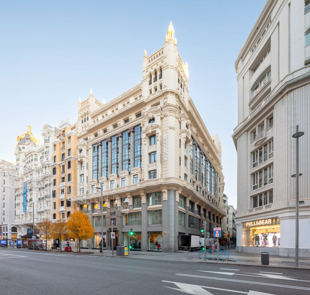 Vista del edificio desde su esquinazo. Fotografía de la vista del edificio desde su esquinazo.