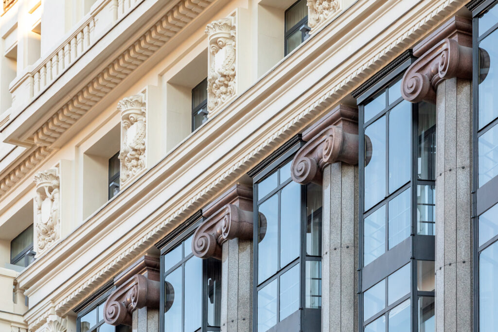 Miradores de hierro y cristal entre las columnas de orden gigante. Fotografía de los miradores de hierro y cristal entre las columnas de orden gigante.