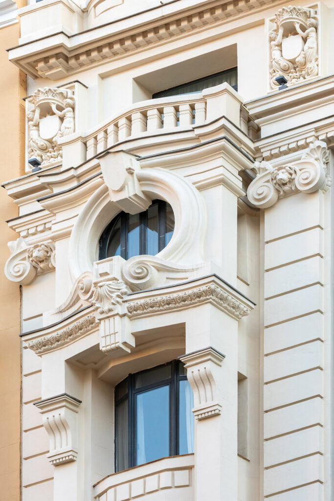 Detalle de las ventanas en forma de óculo. Fotografía de detalle de las ventanas en forma de óculo.