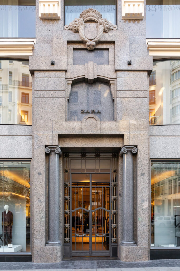 Puerta de acceso al edificio. Fotografía de la puerta de acceso al edificio.