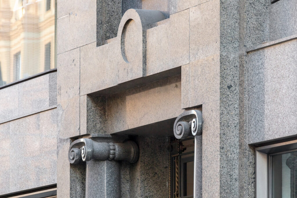 Detalle de las columnas de la puerta. Fotografía de detalle de las columnas de la puerta.