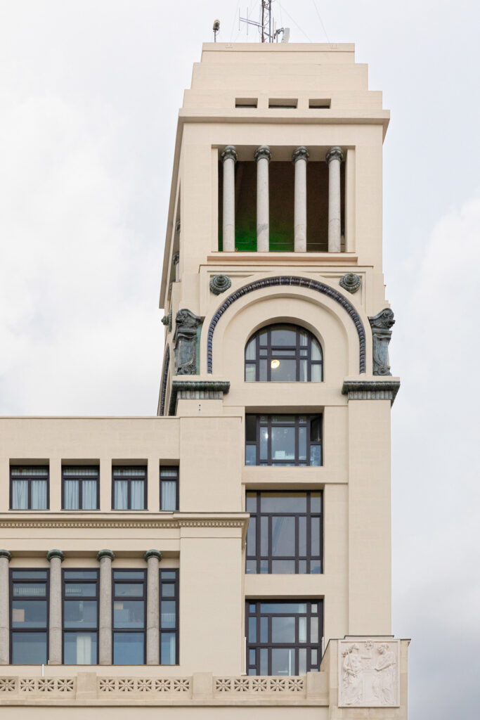 Detalle del torreón que remata el ático. Fotografía de detalle del torreón que remata el ático.