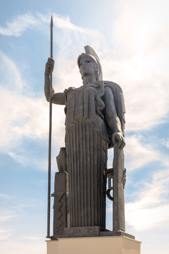 Vista frontal de la escultura de Minerva. Fotografía de la vista frontal de la escultura de Minerva.