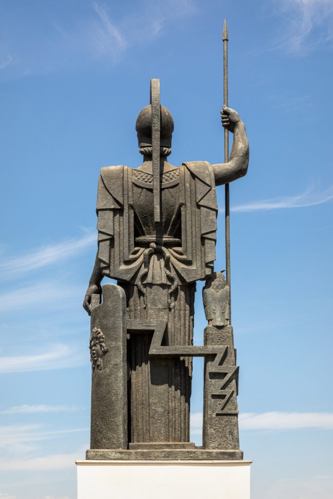 Vista posterior de la escultura de Minerva. Fotografía de la vista posterior de la escultura de Minerva.