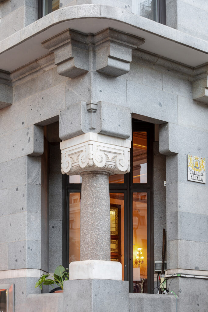 Columna del piso bajo y grandes cristales que dan luz a los salones interiores. Fotografía de columna del piso bajo y grandes cristales que dan luz a los salones interiores.