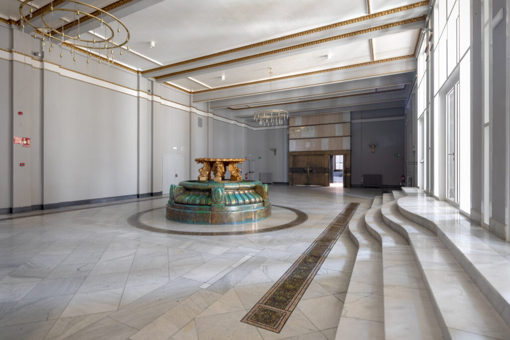 La «Fuentecilla» en el vestíbulo de la cuarta planta es en realidad el remate exterior de la cúpula. Fotografía de la «Fuentecilla» en el vestíbulo de la cuarta planta es en realidad el remate exterior de la cúpula.