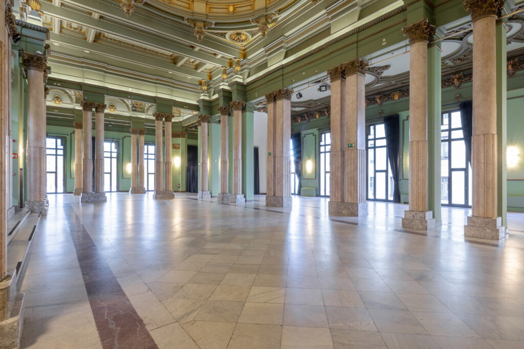 Vista de los pilares y columnas de la sala de baile. Fotografía de la vista de los pilares y columnas de la sala de baile.