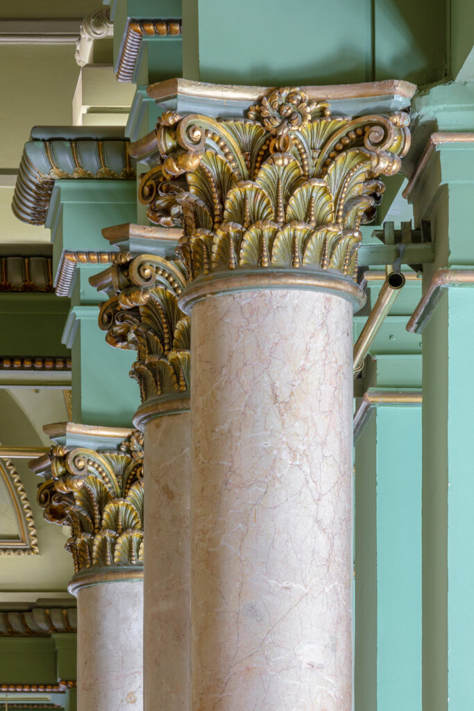 Detalle de una columna de la sala de baile. Fotografía de detalle de una columna de la sala de baile.