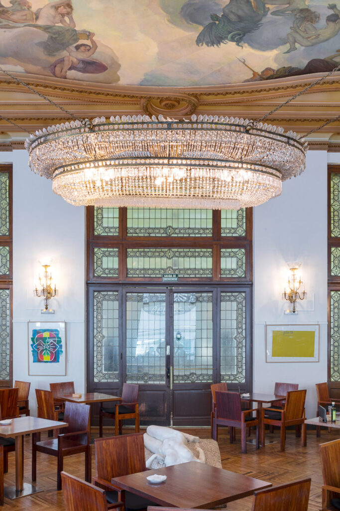 Salones inferiores abiertos al público. Fotografía de salones inferiores abiertos al público.