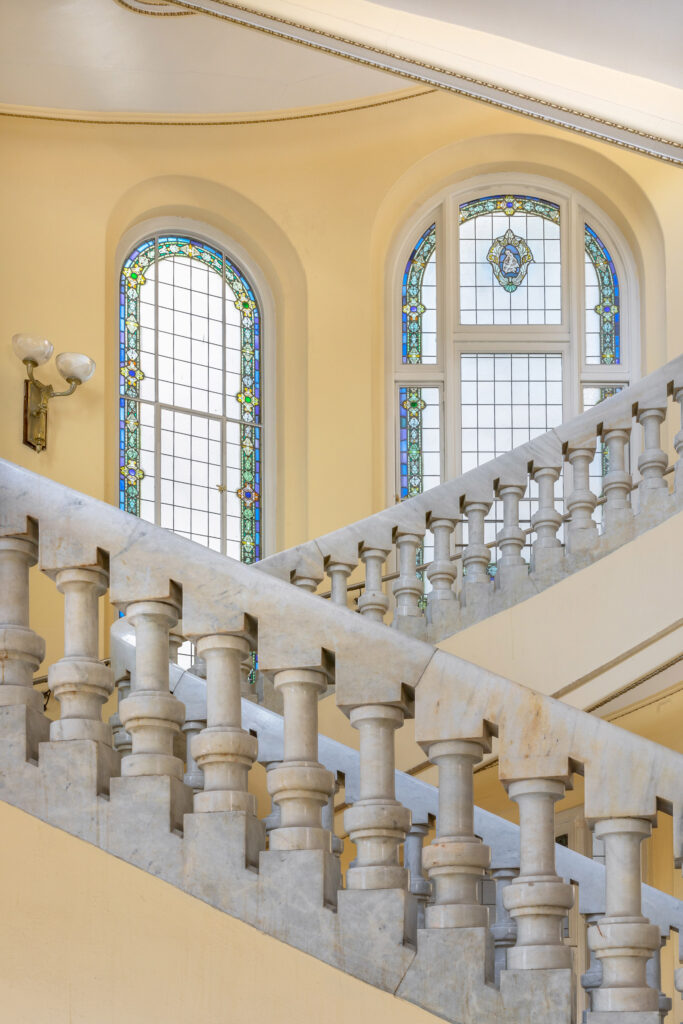 Detalle de las vidrieras que iluminan la escalera. Fotografía de detalle de las vidrieras que iluminan la escalera.