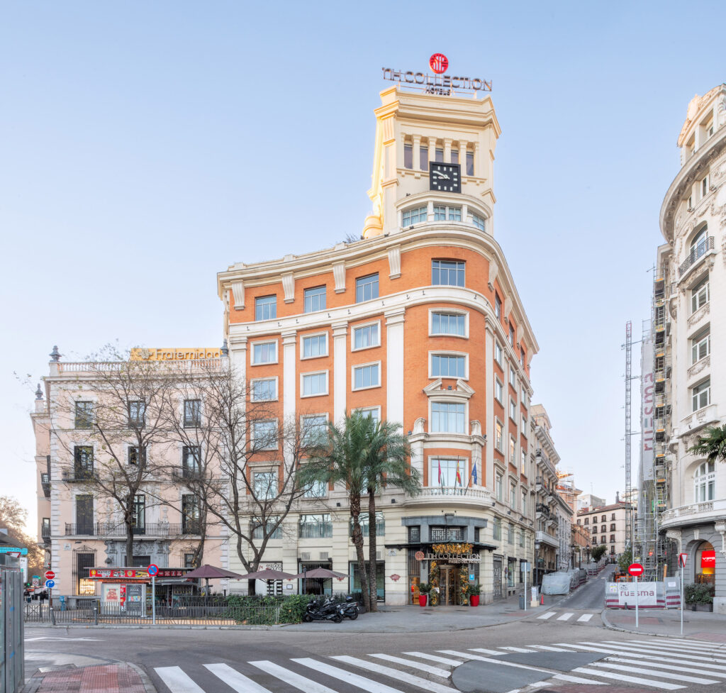 Chaflán curvo de la plaza Cánovas del Castillo. Fotografía del chaflán curvo de la plaza Cánovas del Castillo.