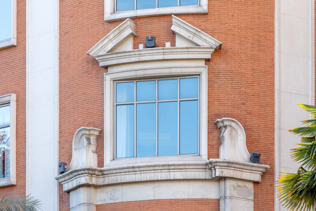 Detalle del ventanal principal del chaflán. Fotografía de detalle del ventanal principal del chaflán.