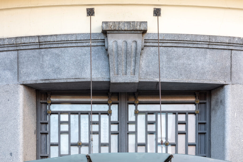 Detalle del paramento sobre la puerta principal. Fotografía de detalle del paramento sobre la puerta principal.
