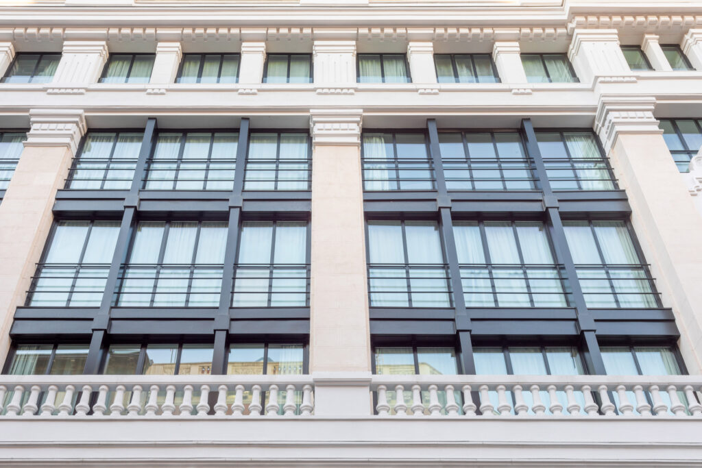 Grandes cristaleras combinadas con la estructura metálica a la vista. Fotografía de las grandes cristaleras combinadas con la estructura metálica a la vista.