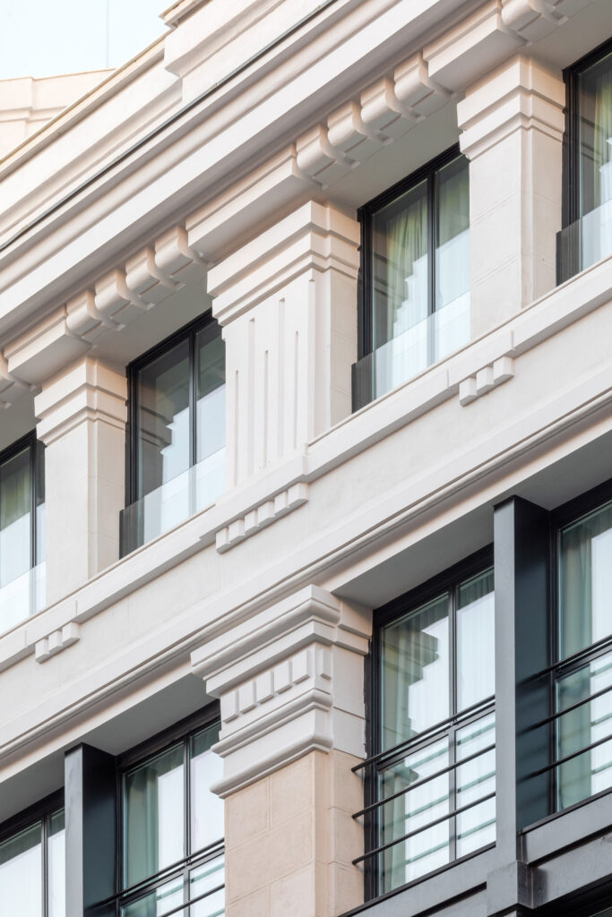 Detalle de las ventanas superiores. Fotografía de detalle de las ventanas superiores.