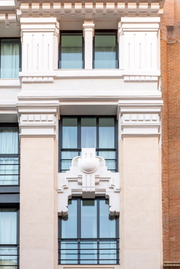 Elementos de piedra combinados con las grandes cristaleras. Fotografía de los elementos de piedra combinados con las grandes cristaleras.