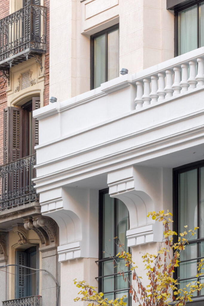 Detalle de la balaustrada que separa el piso bajo del principal. Fotografía de detalle de la balaustrada que separa el piso bajo del principal.