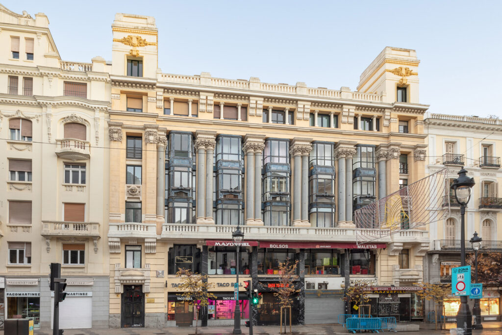 Dos fachadas idénticas con acceso por las calles Arenal y Mayor. Fotografía de las dos fachadas idénticas con acceso por las calles Arenal y Mayor.