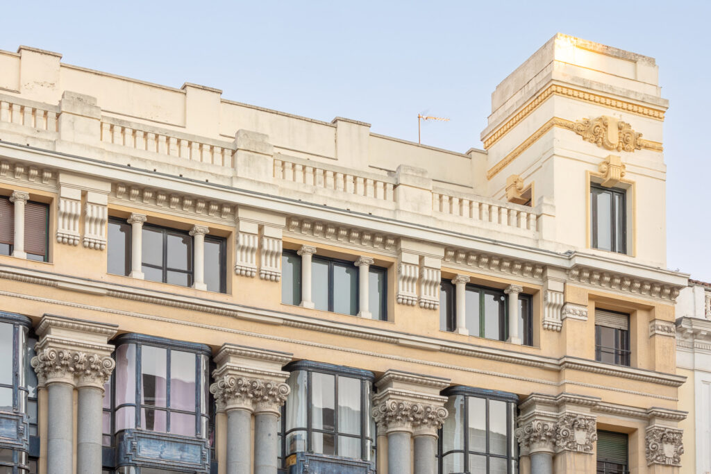 Detalle del ático retranqueado y uno de los torreones laterales. Fotografía de detalle del ático retranqueado y uno de los torreones laterales.