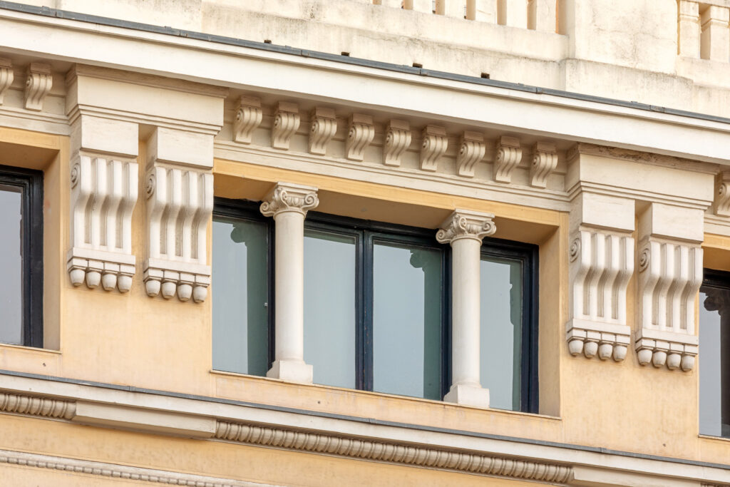 Ventanales del último cuerpo con pequeñas columnas jónicas. Fotografía de los ventanales del último cuerpo con pequeñas columnas jónicas.