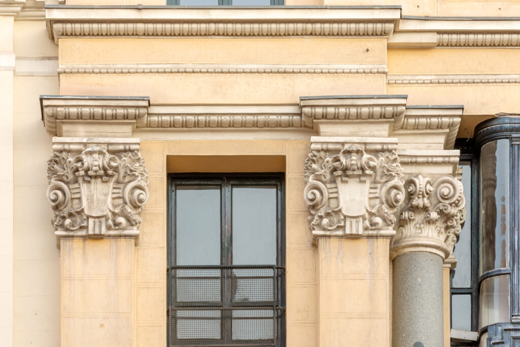Detalle de las columnas y pilastras corintias del cuerpo principal. Fotografía de detalle de las columnas y pilastras corintias del cuerpo principal.