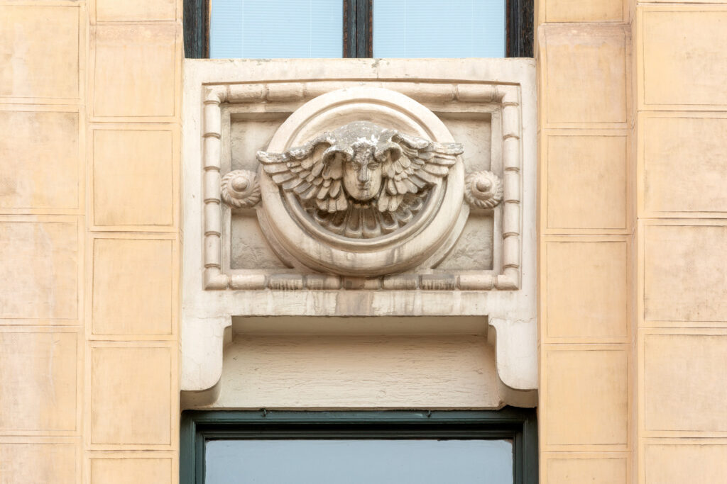 Decoraciones en los ventanales del cuerpo principal. Fotografía de las decoraciones en los ventanales del cuerpo principal.