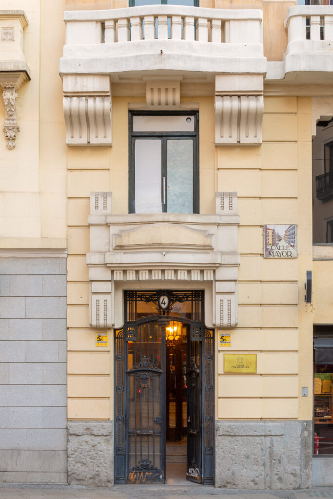 Puerta de acceso por la calle Mayor. Fotografía de la puerta de acceso por la calle Mayor.