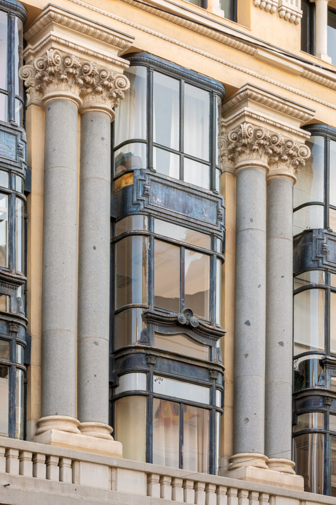 Columnas de orden gigante del cuerpo principal con miradores en los intercolumnios. Fotografía de las columnas de orden gigante del cuerpo principal con miradores en los intercolumnios.