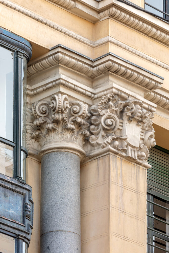 Detalle de los capiteles corintios. Fotografía de detalle de los capiteles corintios.