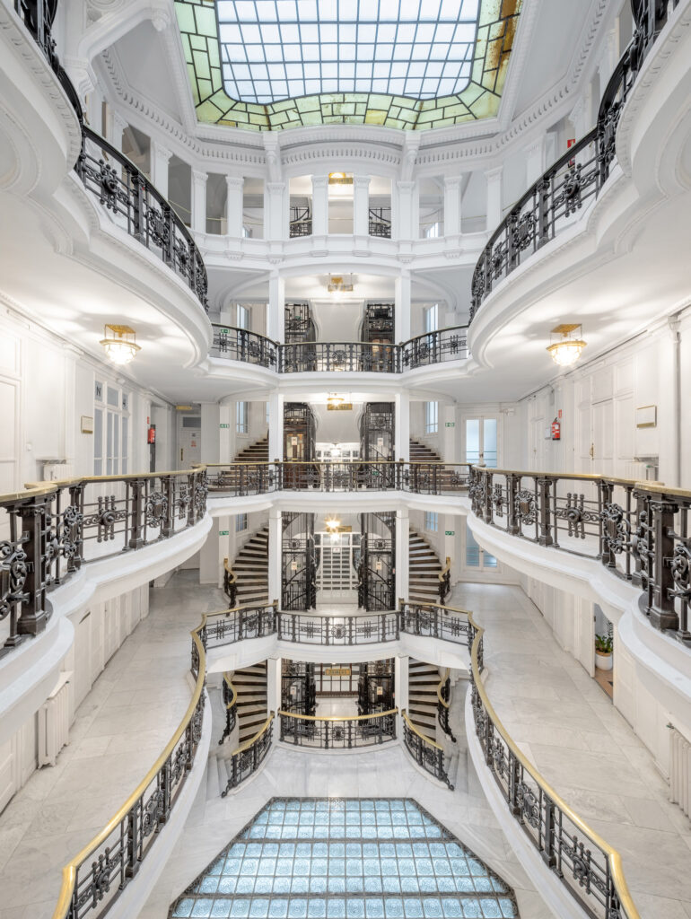 Escalera imperial en cinco alturas organizada en torno al patio central. Fotografía de la escalera imperial en cinco alturas organizada en torno al patio central.