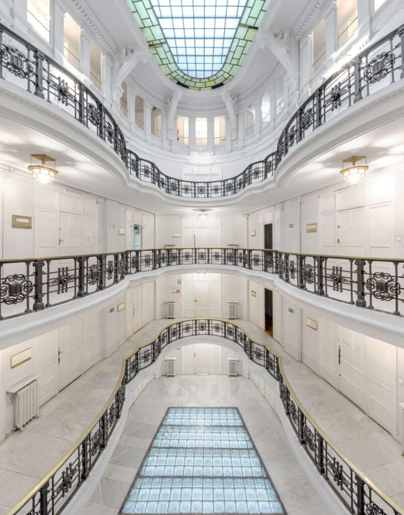 Galerías de perfil sinuoso de los tres primeros pisos. Fotografía de las galerías de perfil sinuoso de los tres primeros pisos.