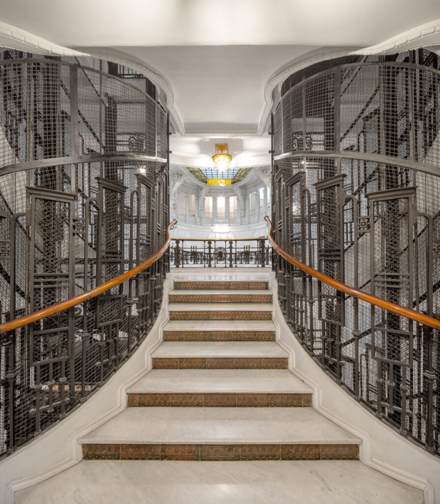 Dos ascensores flanquean la escalera a lo largo de todo su recorrido. Fotografía de los dos ascensores flanquean la escalera a lo largo de todo su recorrido.