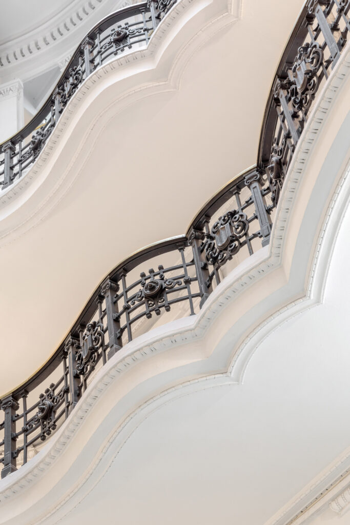 Barandillas de forja de inspiración modernista. Fotografía de las barandillas de forja de inspiración modernista.