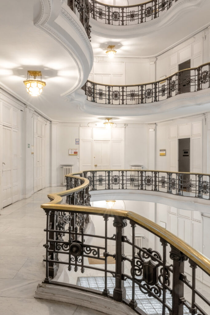 Perfil sinuoso de las barandillas de forja. Fotografía del perfil sinuoso de las barandillas de forja.