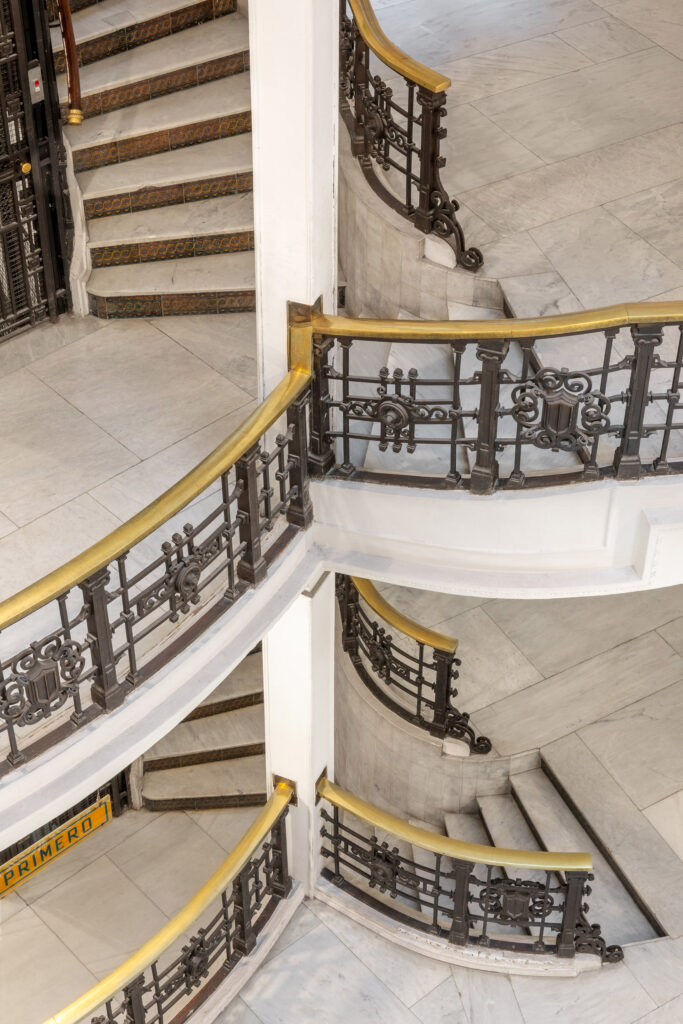 Pasamanos de latón sobre las barandillas. Fotografía de los pasamanos de latón sobre las barandillas.
