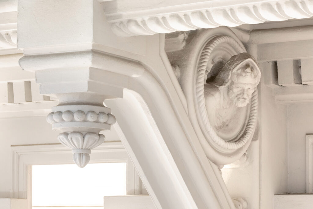 Decoraciones escultóricas interiores. Fotografía de las decoraciones escultóricas interiores.