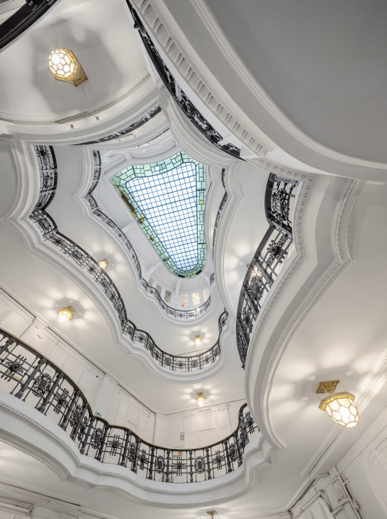 Patio central cubierto por una vidriera. Fotografía del patio central cubierto por una vidriera.